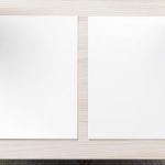 Bureau vu du dessus avec deux feuilles blanches, un carnet et une plante, pour illustrer les entretiens annuels